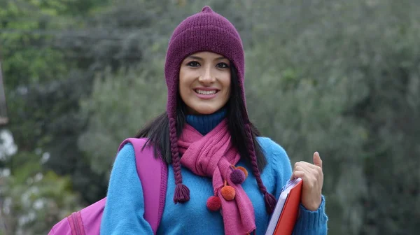 Estudante feminina vestindo camisola no frio — Fotografia de Stock