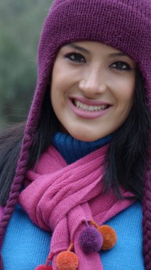 Atkı ve şapka ile genç bir kadın soğuk hava