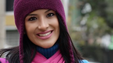 Genç kadın kış şapka