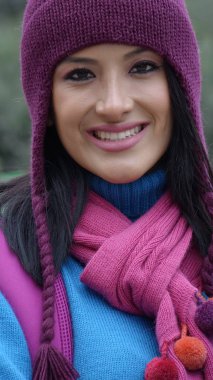 Genç kadın şapka kazak atkı