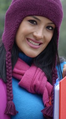 Kız öğrenci kazak giyiyor