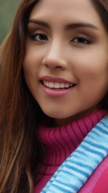 İspanyol kadın gülümsüyor