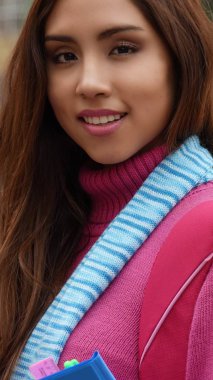 Üniversite öğrencisi gülümseyen