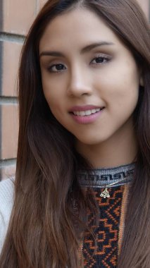 Gülümseyen genç İspanyol erkek