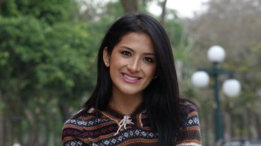 Dışarıda gülümseyen genç kadın