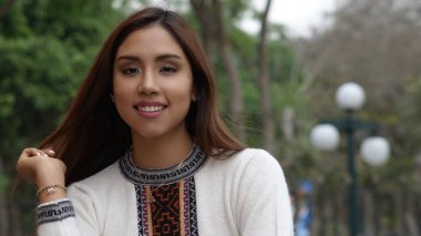 Mutlu İspanyol kadın Park