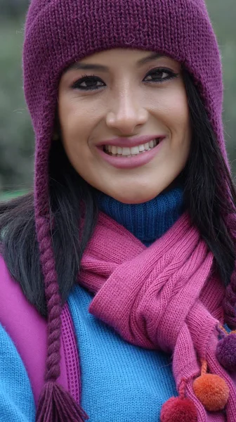 Genç kadın şapka kazak atkı