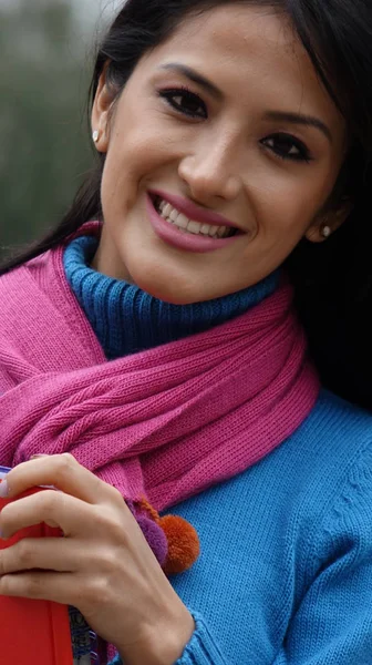 Kadın kazak giyen ve eşarp