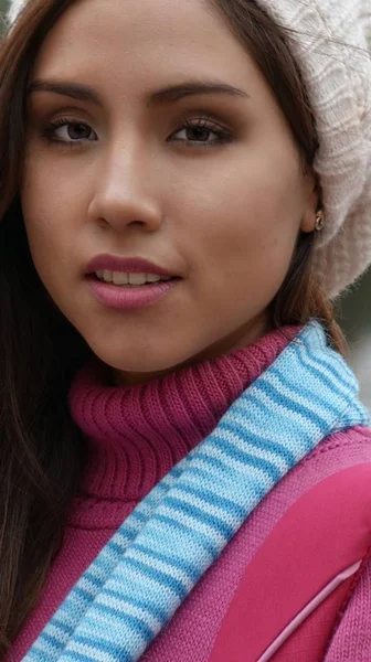 Jovem hispânica fêmea com cachecol e camisola — Fotografia de Stock