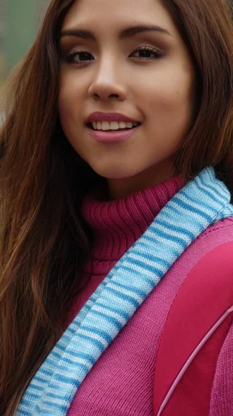 Gülümseyen Latina Perulu kadın