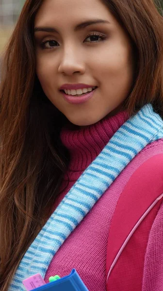 Üniversite öğrencisi gülümseyen