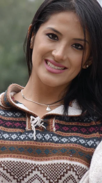 İspanyol kadın gülümsüyor