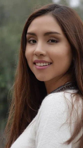 Sorrindo jovem mulher — Fotografia de Stock