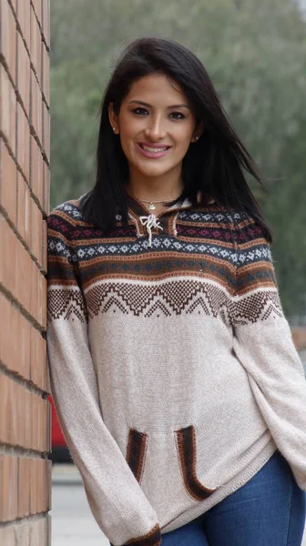 Ευτυχισμένος Ισπανόφωνος γυναίκα που φοράει πλεκτό πουλόβερ — Φωτογραφία Αρχείου