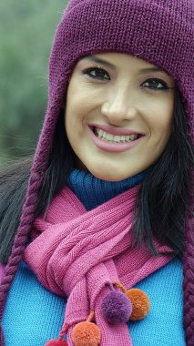 Atkı ve şapka ile genç bir kadın soğuk hava