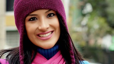 Genç kadın kış şapka