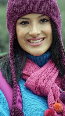 Genç kadın şapka kazak atkı