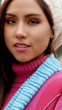 Genç İspanyol kadın, eşarp ve kazak