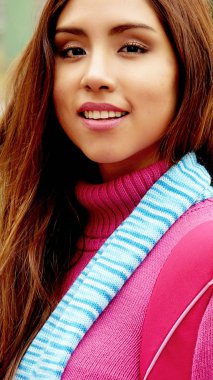 Gülümseyen Latina Perulu kadın