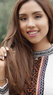 Gülümseyen Perulu Latina kadın