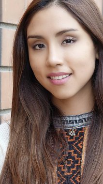 Gülümseyen genç İspanyol erkek