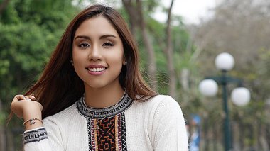 Mutlu İspanyol kadın Park