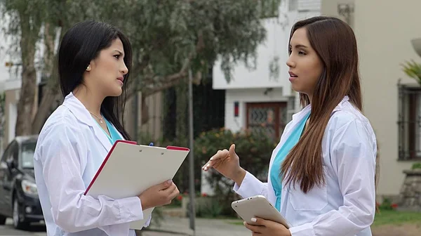 Fiatal spanyol női orvosok és ápolók — Stock Fotó