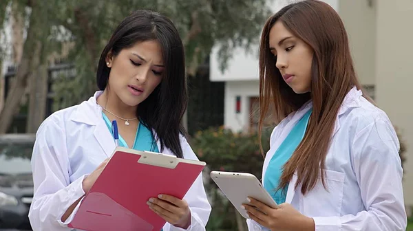 Spanyol női ápolók és az orvosok — Stock Fotó