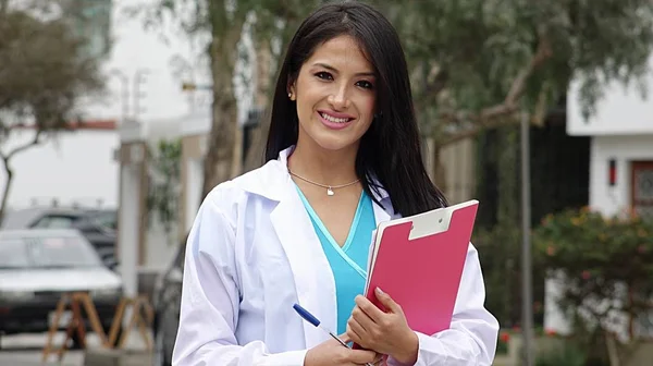 Spanyol női orvos vagy a nővér — Stock Fotó