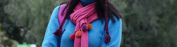 Femeie pulover și eșarfă — Fotografie, imagine de stoc