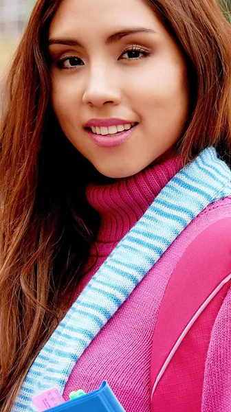 Üniversite öğrencisi gülümseyen