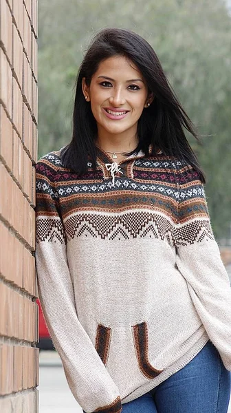 Ευτυχισμένος Ισπανόφωνος γυναίκα που φοράει πλεκτό πουλόβερ — Φωτογραφία Αρχείου
