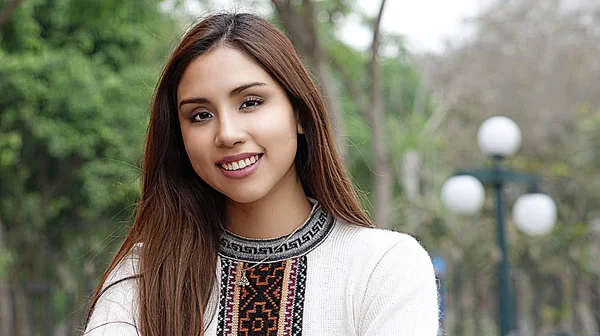 Mulher sorridente no parque — Fotografia de Stock