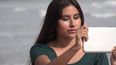 Tablet ile İspanyol kadın Teen kayıt Video
