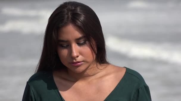 Triest Hispanic vrouwelijke tiener of jonge volwassene — Stockvideo