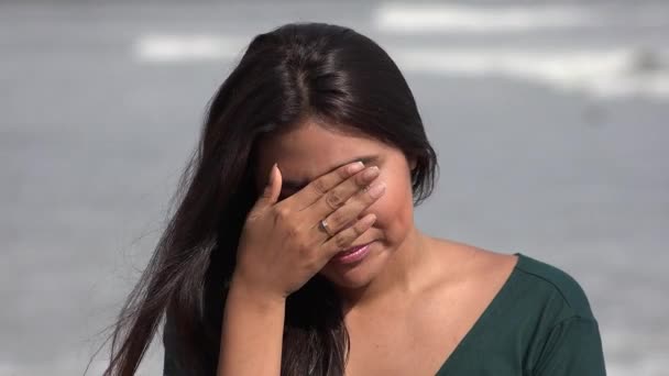 Triste pleurer hispanique femme adolescent ou jeune adulte — Video