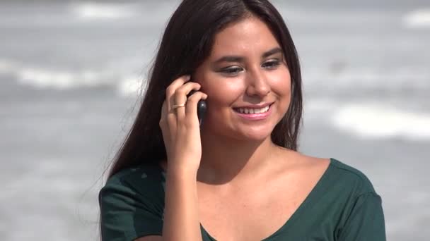 Hispanic vrouwelijke tiener of jonge vrouw praten op mobiele telefoon — Stockvideo