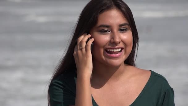 Happy hispánský Teen nebo mladá žena mluvit na mobilním telefonu — Stock video