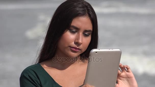 Adolescente feminina hispânica usando Tablet — Vídeo de Stock