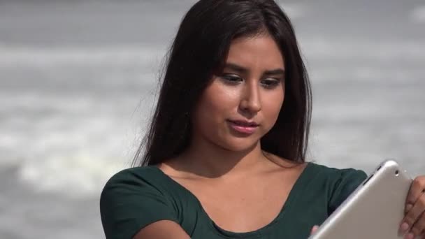 Spaß hispanische weibliche Teenager spielen Spiele auf dem Tablet — Stockvideo