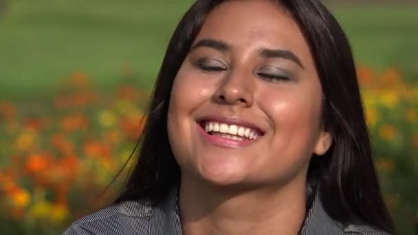Mulher excitada adolescente hispânica — Vídeo de Stock