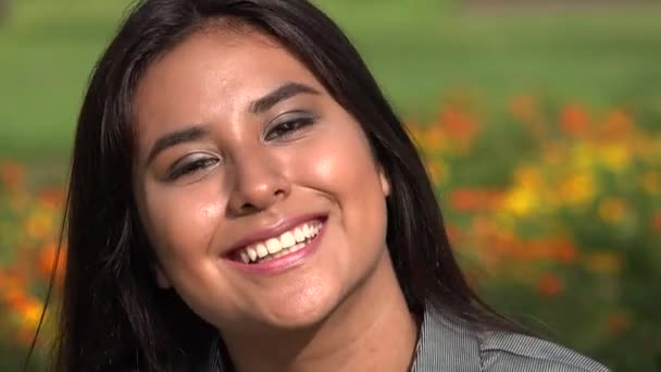 Ευτυχισμένη γυναίκα Ισπανόφωνος έφηβος ή νεαρή γυναίκα — Αρχείο Βίντεο