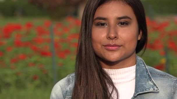 Spansktalande kvinnliga tonåring blåser en puss — Stockvideo