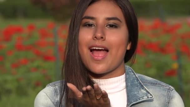 Tonåring kvinna blåser en puss och blinkningar — Stockvideo