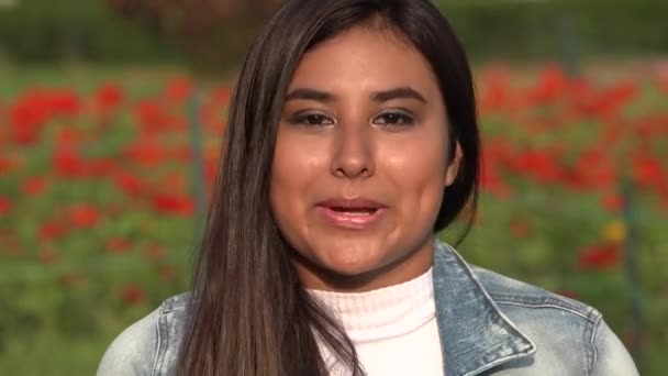 Linda hispânica feminina adolescente falando — Vídeo de Stock