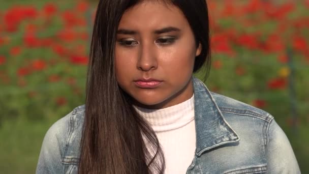 Sorgliga kvinnliga spansktalande tonåring — Stockvideo