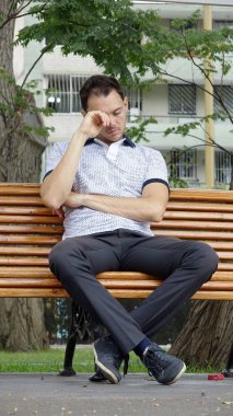 Beyaz erkek ağlıyor