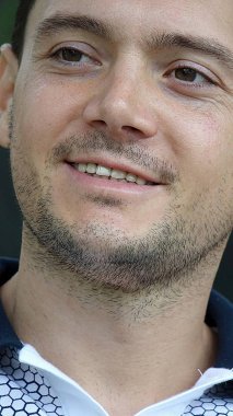 Mutlu yakışıklı biri