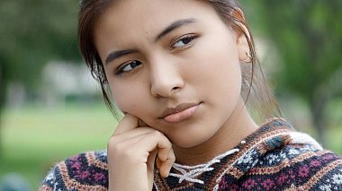 Güzel genç düşünme