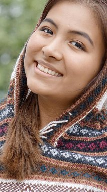 Latina erkek gülümseyen